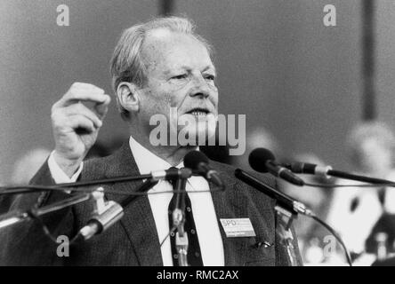 Willi Brandt, Parteichef der SPD, eine Erklärung, die auf dem Bundesparteitag der SPD in der Olympiahalle in München am 19. April 1982. Stockfoto