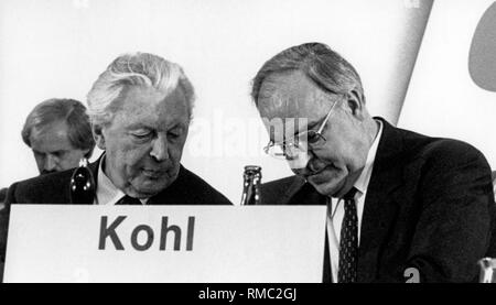 Bundeskanzler Helmut Kohl (rechts) im Gespräch mit dem ehemaligen Bundeskanzler Kurt Georg Kiesinger (links). Undatiertes Foto. Stockfoto