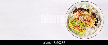 Vegan Salat mit Reis, eingelegte Kimchi Kohl, Avocado, Nori und Sesam auf die Schüssel. Sushi-food-Hybriden Trend. Overhead, Ansicht von oben, Banner. Stockfoto