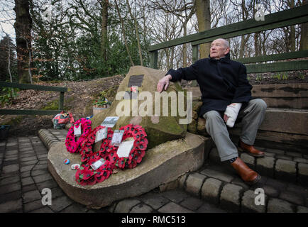 Tony Foulds, 82, vor der Mi Amigo memorial Flypast über endcliffe Park, sheffiled, der findet am Freitag, den 22. Februar, mit Kampfjets und andere militärische Flugzeuge aus Großbritannien und den Vereinigten Staaten. Er hat seit Jahrzehnten verbrachte, um die Gedenkstätte in Endcliffe Park, Sheffield, zu 10 amerikanische Flieger, die starb, als ihr Flugzeug vor ihm vor 75 Jahren stürzte gewidmet. Stockfoto