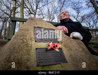 Tony Foulds, 82, vor der Mi Amigo memorial Flypast über endcliffe Park, sheffiled, der findet am Freitag, den 22. Februar, mit Kampfjets und andere militärische Flugzeuge aus Großbritannien und den Vereinigten Staaten. Er hat seit Jahrzehnten verbrachte, um die Gedenkstätte in Endcliffe Park, Sheffield, zu 10 amerikanische Flieger, die starb, als ihr Flugzeug vor ihm vor 75 Jahren stürzte gewidmet. Stockfoto