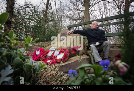 Tony Foulds, 82, vor der Mi Amigo memorial Flypast über endcliffe Park, sheffiled, der findet am Freitag, den 22. Februar, mit Kampfjets und andere militärische Flugzeuge aus Großbritannien und den Vereinigten Staaten. Er hat seit Jahrzehnten verbrachte, um die Gedenkstätte in Endcliffe Park, Sheffield, zu 10 amerikanische Flieger, die starb, als ihr Flugzeug vor ihm vor 75 Jahren stürzte gewidmet. Stockfoto