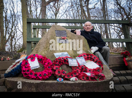 Tony Foulds, 82, vor der Mi Amigo memorial Flypast über endcliffe Park, sheffiled, der findet am Freitag, den 22. Februar, mit Kampfjets und andere militärische Flugzeuge aus Großbritannien und den Vereinigten Staaten. Er hat seit Jahrzehnten verbrachte, um die Gedenkstätte in Endcliffe Park, Sheffield, zu 10 amerikanische Flieger, die starb, als ihr Flugzeug vor ihm vor 75 Jahren stürzte gewidmet. Stockfoto