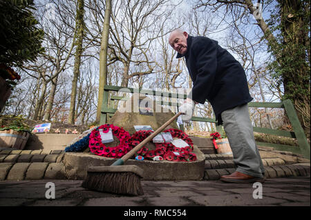 Tony Foulds, 82, vor der Mi Amigo memorial Flypast über endcliffe Park, sheffiled, der findet am Freitag, den 22. Februar, mit Kampfjets und andere militärische Flugzeuge aus Großbritannien und den Vereinigten Staaten. Er hat seit Jahrzehnten verbrachte, um die Gedenkstätte in Endcliffe Park, Sheffield, zu 10 amerikanische Flieger, die starb, als ihr Flugzeug vor ihm vor 75 Jahren stürzte gewidmet. Stockfoto