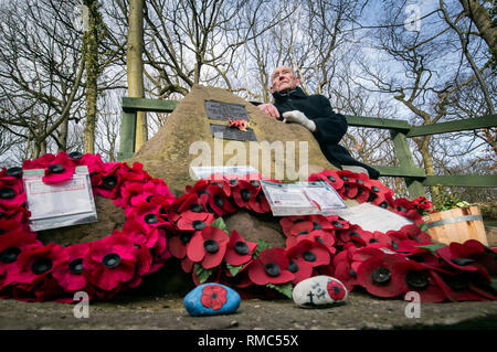 Tony Foulds, 82, vor der Mi Amigo memorial Flypast über endcliffe Park, sheffiled, der findet am Freitag, den 22. Februar, mit Kampfjets und andere militärische Flugzeuge aus Großbritannien und den Vereinigten Staaten. Er hat seit Jahrzehnten verbrachte, um die Gedenkstätte in Endcliffe Park, Sheffield, zu 10 amerikanische Flieger, die starb, als ihr Flugzeug vor ihm vor 75 Jahren stürzte gewidmet. Stockfoto