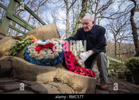 Tony Foulds, 82, vor der Mi Amigo memorial Flypast über endcliffe Park, sheffiled, der findet am Freitag, den 22. Februar, mit Kampfjets und andere militärische Flugzeuge aus Großbritannien und den Vereinigten Staaten. Er hat seit Jahrzehnten verbrachte, um die Gedenkstätte in Endcliffe Park, Sheffield, zu 10 amerikanische Flieger, die starb, als ihr Flugzeug vor ihm vor 75 Jahren stürzte gewidmet. Stockfoto