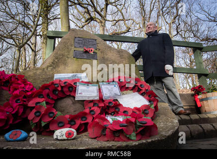 Tony Foulds, 82, vor der Mi Amigo memorial Flypast über endcliffe Park, sheffiled, der findet am Freitag, den 22. Februar, mit Kampfjets und andere militärische Flugzeuge aus Großbritannien und den Vereinigten Staaten. Er hat seit Jahrzehnten verbrachte, um die Gedenkstätte in Endcliffe Park, Sheffield, zu 10 amerikanische Flieger, die starb, als ihr Flugzeug vor ihm vor 75 Jahren stürzte gewidmet. Stockfoto