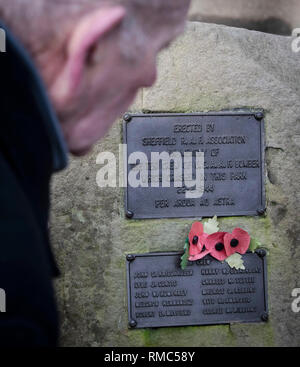 Tony Foulds, 82, vor der Mi Amigo memorial Flypast über endcliffe Park, sheffiled, der findet am Freitag, den 22. Februar, mit Kampfjets und andere militärische Flugzeuge aus Großbritannien und den Vereinigten Staaten. Er hat seit Jahrzehnten verbrachte, um die Gedenkstätte in Endcliffe Park, Sheffield, zu 10 amerikanische Flieger, die starb, als ihr Flugzeug vor ihm vor 75 Jahren stürzte gewidmet. Stockfoto