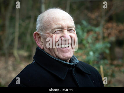 Tony Foulds, 82, vor der Mi Amigo memorial Flypast über endcliffe Park, sheffiled, der findet am Freitag, den 22. Februar, mit Kampfjets und andere militärische Flugzeuge aus Großbritannien und den Vereinigten Staaten. Er hat seit Jahrzehnten verbrachte, um die Gedenkstätte in Endcliffe Park, Sheffield, zu 10 amerikanische Flieger, die starb, als ihr Flugzeug vor ihm vor 75 Jahren stürzte gewidmet. Stockfoto