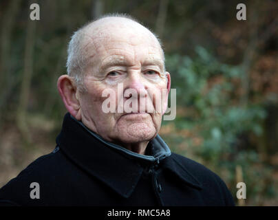 Tony Foulds, 82, vor der Mi Amigo memorial Flypast über endcliffe Park, sheffiled, der findet am Freitag, den 22. Februar, mit Kampfjets und andere militärische Flugzeuge aus Großbritannien und den Vereinigten Staaten. Er hat seit Jahrzehnten verbrachte, um die Gedenkstätte in Endcliffe Park, Sheffield, zu 10 amerikanische Flieger, die starb, als ihr Flugzeug vor ihm vor 75 Jahren stürzte gewidmet. Stockfoto