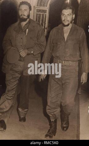 Fidel Castro Ruz (l) und Ernesto Guevara Serna (r), genannt Che Guevara, gehen Seite an Seite. Das Archiv Bild stammt aus 1959 und in Kuba, zeigt die beiden kubanischen Politiker in militärischen Kleid. Die Guerilla Kämpfer gehören zu den bekanntesten Persönlichkeiten in der Welt. Fidel Castro, seit 1959 Premierminister, seit 1965 Erster Sekretär der Kommunistischen Partei Kubas und seit 1976 von Kuba, bestimmt die Geschicke der Insel Staat wie kein anderer. Che Guevara Fidel Castro in Mexiko traf und unterstützte ihn bei den Guerillakrieg gegen Batista y Zaldivar, war auch Stockfoto