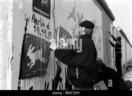 Deutschland, Berlin, 19. November 1989, nach der Demonstration am 19. November, Grafiker Manfred Butzmann und anderen Künstlern gemalt die Mauer am Potsdamer Platz (später von den Grenzschutzbeamten des NVA entfernt werden). Stockfoto