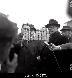 Der Vorsitzende der DDR, Walter Ulbricht, an Landwirte in Schwerin. Stockfoto