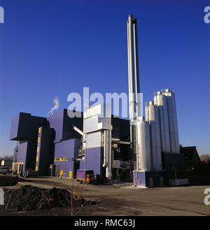 Die Müllverbrennungsanlage und Müllheizkraftwerk Geiselbullach im Landkreis Fürstenfeldbruck. Es ist mit allen technischen Finessen ausgestattet, zum Beispiel die Rauchgasreinigung, Nov. 1986. Stockfoto