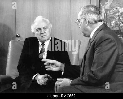 Der sowjetische Außenminister Eduard Schewardnadse (links) mit Helmut Kohl in Bonn. Stockfoto