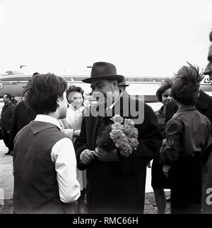 Der Generalsekretär der KPDSU, Leonid Breschnew, am Flughafen in Erfurt. Stockfoto