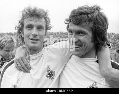 Rainer Bonhof feiert seinen 50. Geburtstag am Karfreitag, 29. März, 2002. Hier: Rainer Bonhof und Jupp Heynckes im Dress von Borussia Mönchengladbach. Stockfoto