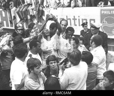 Pele mit den Jules-rimet-Pokal. Stockfoto