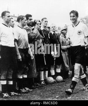 Am 4. Juli 1954 Fritz Walter, als Kapitän der WM-Mannschaft, erhält die Trophäe "Jule Jules Rimet" im Berner Wankdorf Stadion. Stockfoto