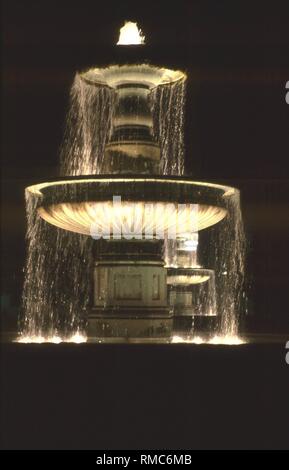 Brunnen an der Ludwigs-Maximilians-Universität am Geschwister-Scholl-Platz in München bei Nacht. Stockfoto