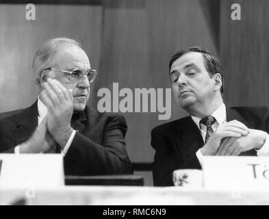 Bundeskanzler Helmut Kohl mit Umweltminister Toepfer (rechts), Spitzenkandidat der CDU für die Landtagswahl 1990 im Saarland. Stockfoto