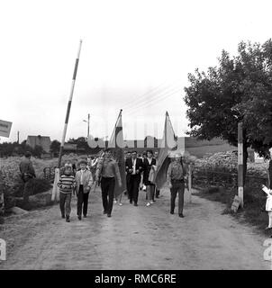 Mitglieder der Gesellschaft für Sport und Technik (GST), lit. Der Hafen und Technology Association', während einer Prozession zu den sportschützen Festival in Ecklingerode. Die GST angeordnet, eine militärische Grundausbildung. Stockfoto