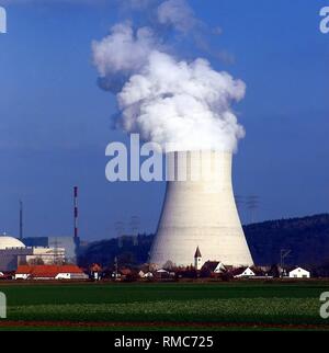 Der Kühlturm des Kernkraftwerks Isar (ohu) in der Nähe von Landshut an der Isar im Jahr der Inbetriebnahme. Vor dem Kühlturm der Ort Unterahrain. Stockfoto