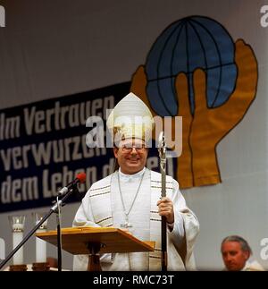 Der Bischof von Erfurt spricht an einem katholischen Männer Wallfahrt im Eichsfeld. Stockfoto