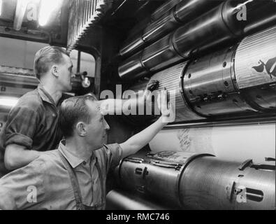 Drucker Ort halbrunde Druckplatten auf der Druckmaschine. Stockfoto