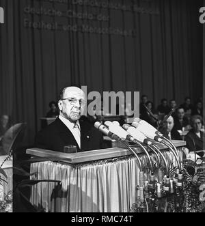 Der Vorsitzende der DDR, Walter Ulbricht, im Nationaltheater Weimar. Stockfoto