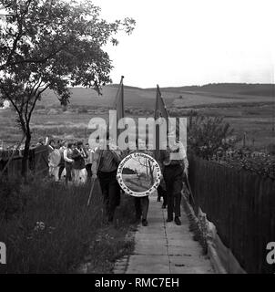 Mitglieder der Gesellschaft für Sport und Technik (GST), lit. Der Hafen und Technology Association', während einer Prozession zu den sportschützen Festival in Ecklingerode. Die GST angeordnet, eine militärische Grundausbildung. Stockfoto