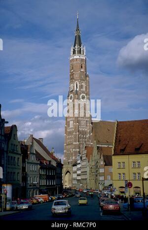 Die gotische Kirche St. Martin mit dem höchsten Backsteinturm der Welt ist das Wahrzeichen der Stadt. Mit diesem die Bürger wollten ihre Macht über die Burg Trausnitz, dem Sitz der bayerischen Herzöge in Anspruch zu nehmen. Der Baumeister ist Hans Stethaimer. Stockfoto