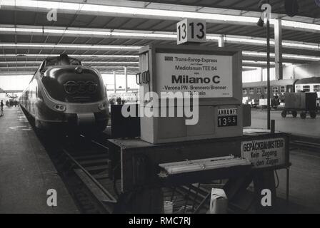 Serie der historischen München Hauptbahnhof, Oktober 1971. Plattform mit einem Trans Europ Express von Milano. Stockfoto