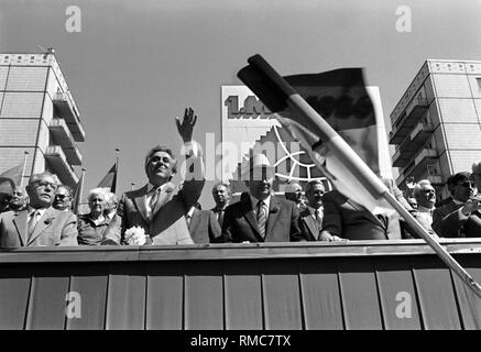 Mai Demonstration in der Karl-Marx-Allee, Tribüne der Staats- und Parteiführung der SED, mit Egon Krenz (links Erich Mielke), Deutschland, Berlin-Mitte, 01.05.1986. Stockfoto