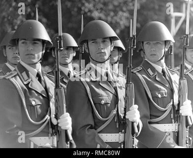 Soldaten der Nationalen Volksarmee (NVA) mit Bajonett Gewehre während einer Parade zum 40. Jahrestag der Beendigung des Krieges. Stockfoto