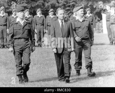 Bundesminister des Innern nimmt die Salute von BGS-Beamten bei einem Besuch. Stockfoto