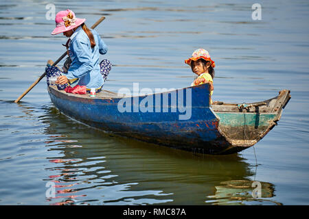 Tonlé Sap See, Kambodscha. 19. Dezember, 2017. Eine Mutter und eine Tochter in einem Ruderboot auf Tonlé Sap See. Foto: Bryan Watt Stockfoto