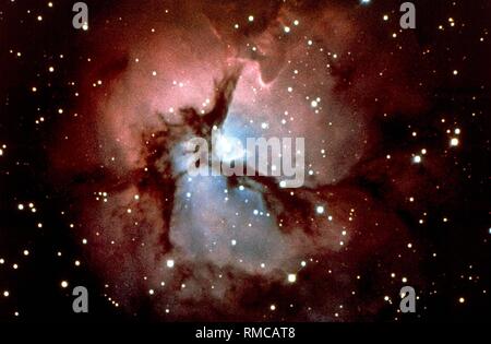 Der Trifid Nebula (M 20 oder NGC 6514) gehört der Konstellation der Schütze in unserer Milchstraße. Es enthält sowohl die rote Emissionsnebel und blau Reflexionsnebel. Es scheint durch die dunklen Lücken, daher der Name ('Divided in drei Lappen' unterteilt werden). Undatiertes Foto, vermutlich aus den 80er Jahren. Stockfoto