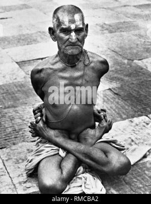 Ein sadhu, ein Hindu leben Als betteln Asket, ein Yoga Übung in Varanasi (früher Benares). Stockfoto