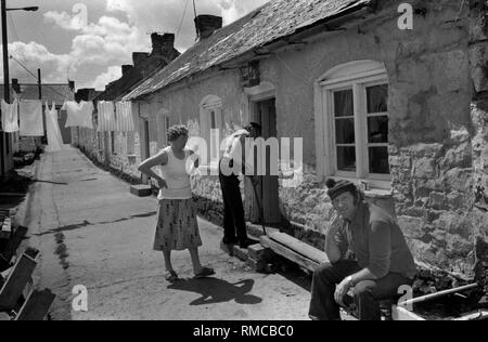 Fischer aus den 1970er Jahren, die vor den Fischerhütten in Limerick im County Limerick, Eire, sitzen. Westküste von Südirien 1979 HOMER SYKES Stockfoto