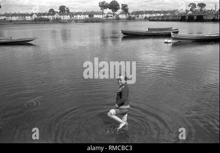 70er-Jahre irische Kind Fluss Shannon Limerick, im County Limerick, Irland. Westküste des südlichen Irland 70 s HOMER SYKES Stockfoto