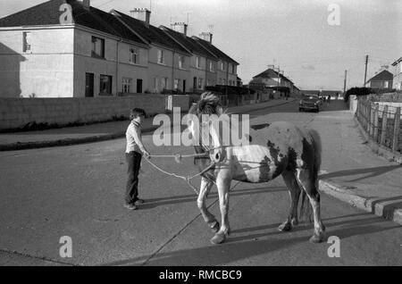 1970er Jahre irischer Teenager mit Haustier-Stadtpferd Limerick, im County Limerick, Eire. Westküste von Südirien 70er Jahre das neu erbaute South Hill Anwesen. 1979 HOMER SYKES Stockfoto