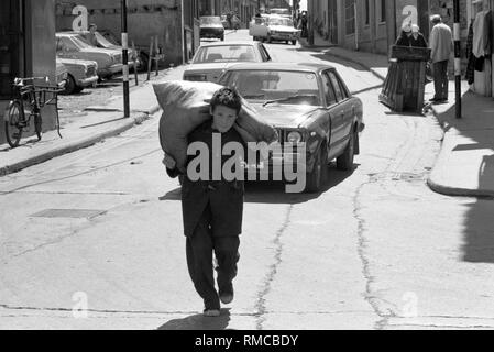 Teenager, die schwere Last von Metall Schnittgut aus Schnitte zu einem Schrott Händler. Er arbeitet für ein Leben 1970 s Irish jugendlich Limerick, im County Limerick, Irland. Westküste des südlichen Irland 70 s HOMER SYKES Stockfoto