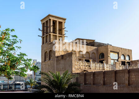 Alte Gebäude in der Bastakia Viertel, Dubai. Die Gebäude sind Nachbildungen der alten Strukturen um den Dubai Creek und verfügen über Wind Towers Stockfoto