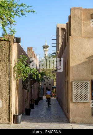 Alten Straßen von Bastakiya, Dubai, mit einer Moschee Minarett am Ende der Straße. UAE Stockfoto