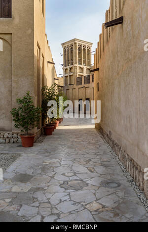 Alte Gebäude und Straßen in der Bastakia Viertel, Dubai. Die Gebäude sind Nachbildungen der alten Strukturen rund um Dubai Creek. Stockfoto