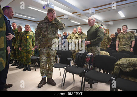 Der Herzog von Sussex, bevor über die Geschichte und den Kontext der Uhrwerk bei einem Besuch in Ausübung Uhrwerk in Bardufoss, Norwegen unterrichtet zu werden, für eine Feier zum 50. Jahrestag der Commando Hubschrauber Kraft und gemeinsame Hubschrauber Befehl Bereitstellung für extrem kaltes Wetter Ausbildung. Stockfoto