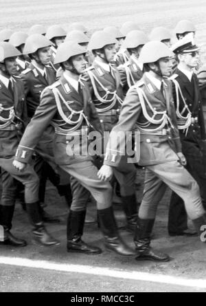 Militärische Zeremonie anlässlich der Vereidigung von Absolventen der offiziershochschule "Ernst Thälmann" der Landstreitkräfte der Nationalen Volksarmee (NVA) der DDR in Löbau. Stockfoto