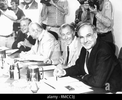 Heiner Geissler (Mitte) und Helmut Kohl (rechts) bei einem Treffen am Montag auf die Bildung einer Regierung mit der FDP aus. Links, Walther Leisler Kiep und ehemaliger Bundeskanzler Kurt Georg Kiesinger. Stockfoto