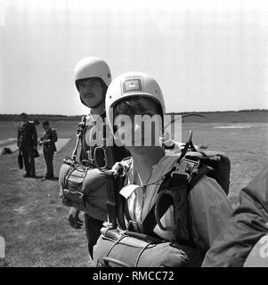 Eine junge Frau mit Fallschirmspringer, der Gesellschaft für Sport und Technik (GST), lit. ? Sport und Technik Verein?, die kümmert sich um die militärische Ausbildung der Jugendlichen. Stockfoto